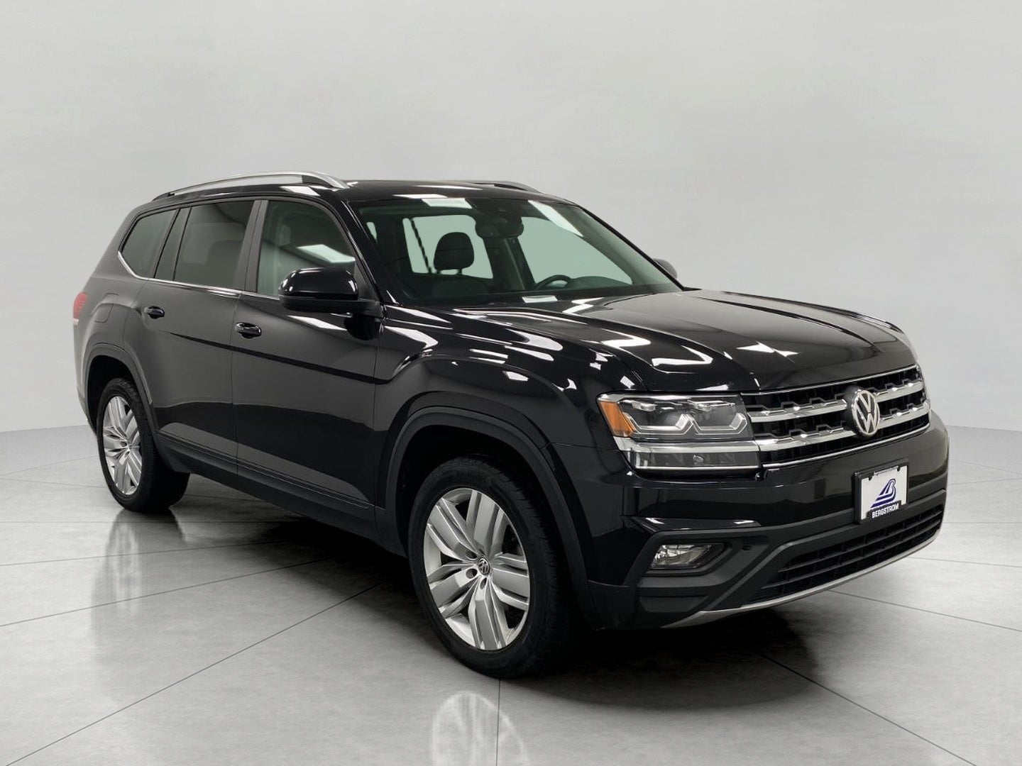 2019 Volkswagen Atlas 3.6L V6 SE w/Technology 4MOTION in Deep Black Pearl — front three-quarter view