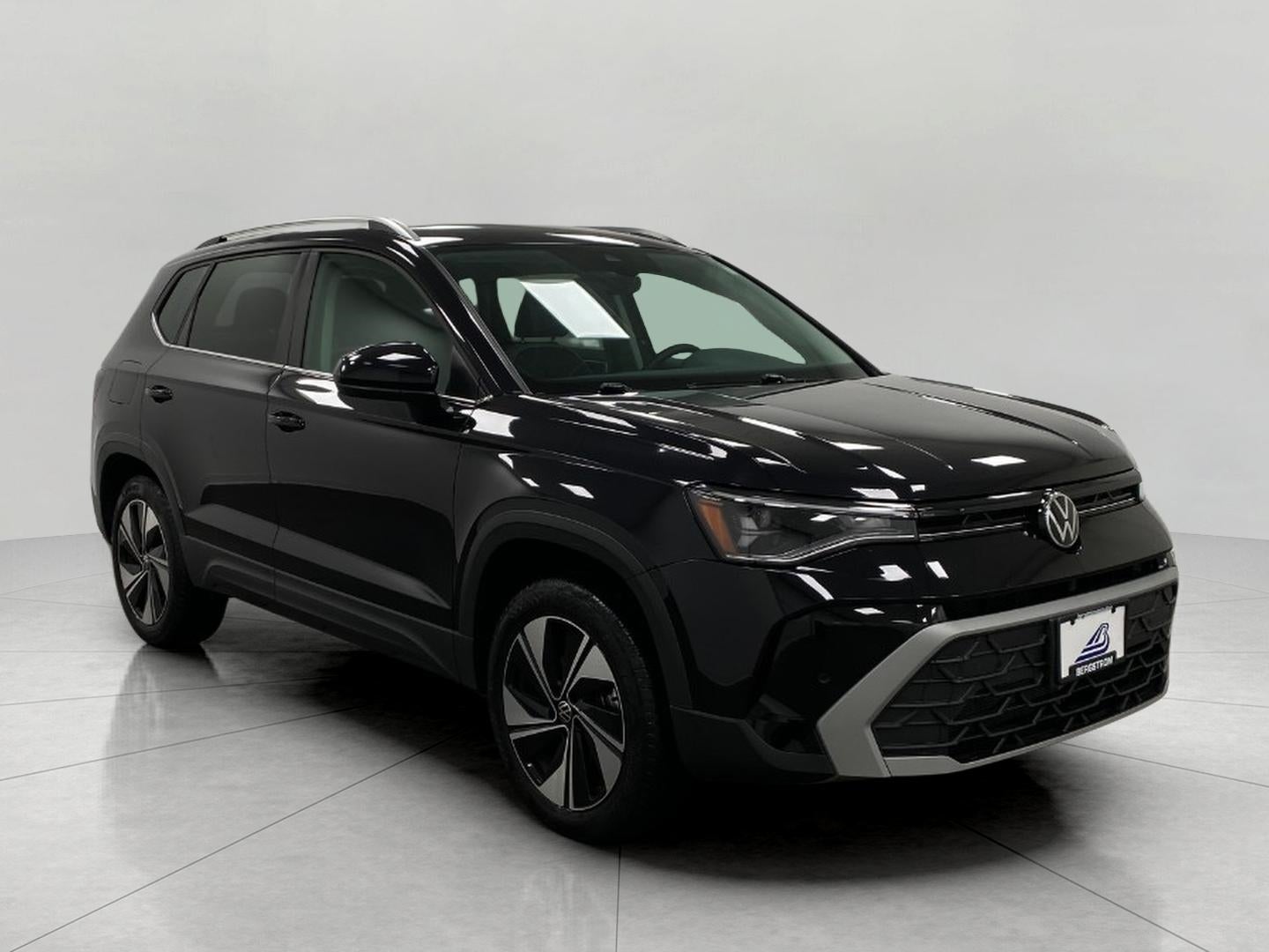 2025 Volkswagen Taos SE 4MOTION in Deep Black Pearl — front three-quarter view