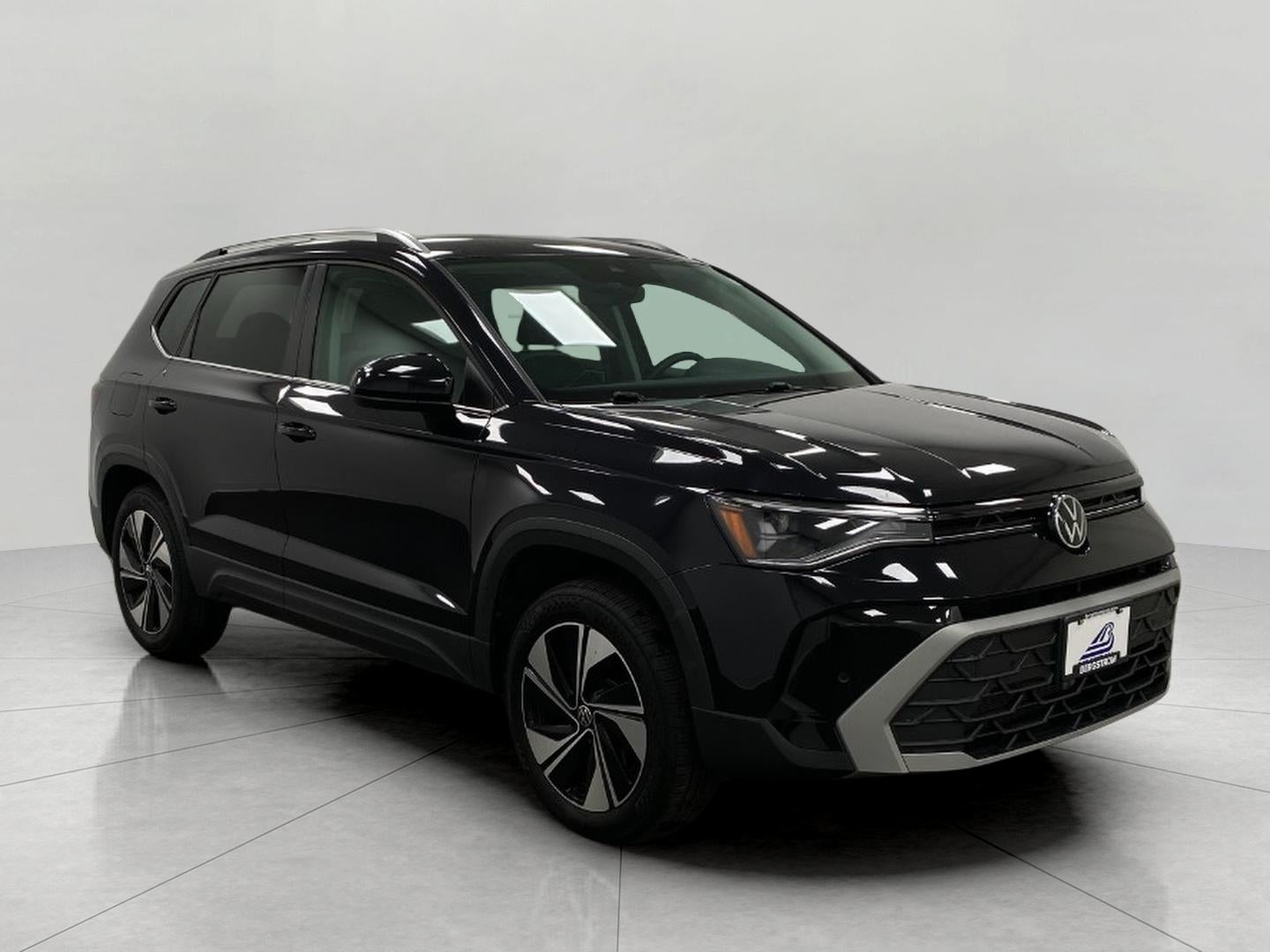 2025 Volkswagen Taos SE 4MOTION in Deep Black Pearl — front three-quarter view