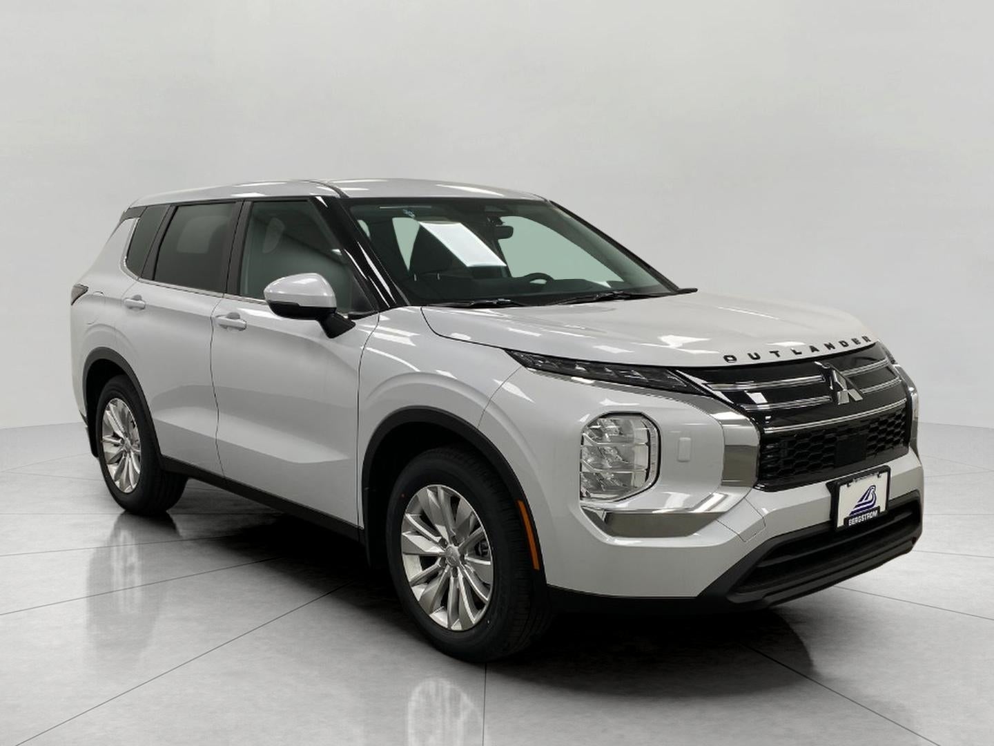 2026 Mitsubishi Outlander ES S-AWC in White Diamond — front three-quarter view