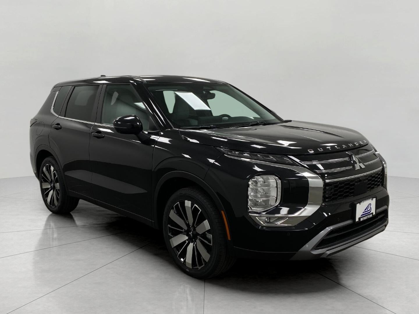 2026 Mitsubishi Outlander SE S-AWC in Black Diamond — front three-quarter view