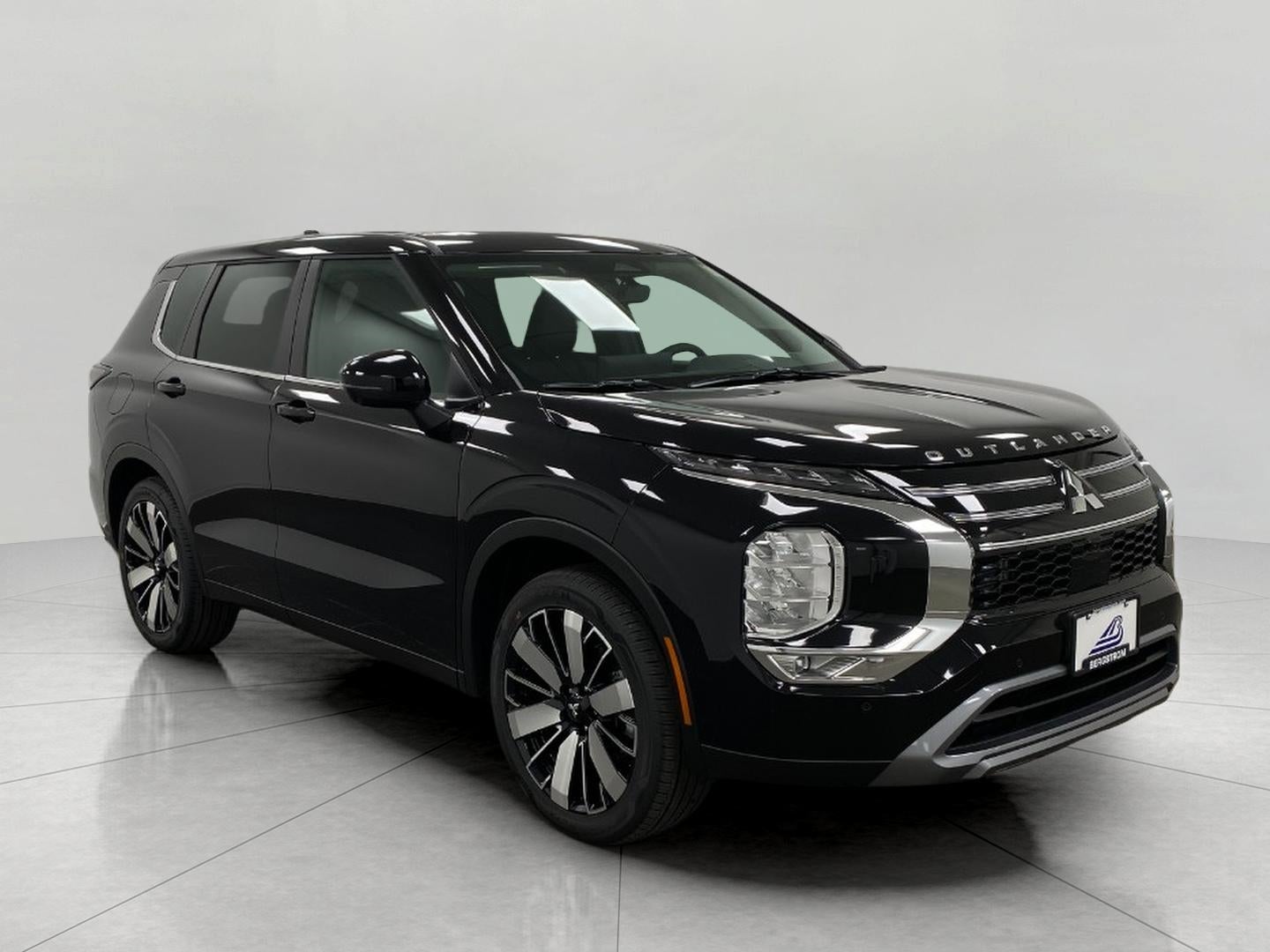 2026 Mitsubishi Outlander SE S-AWC in Labrador Black Pearl — front three-quarter view