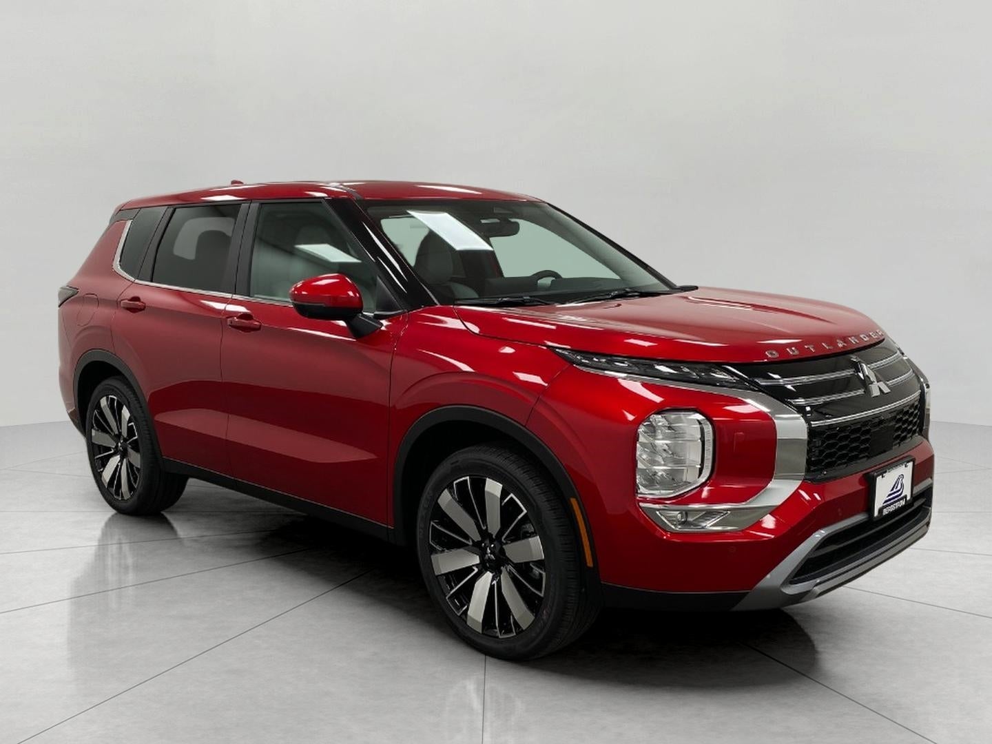 2026 Mitsubishi Outlander SE S-AWC in Red Diamond — front three-quarter view