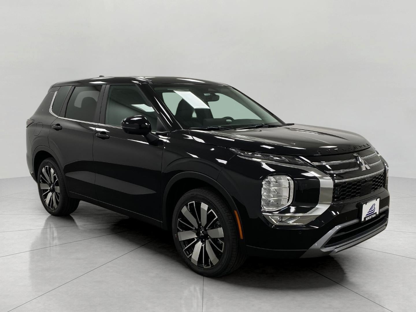 2026 Mitsubishi Outlander SE S-AWC in Labrador Black Pearl — front three-quarter view