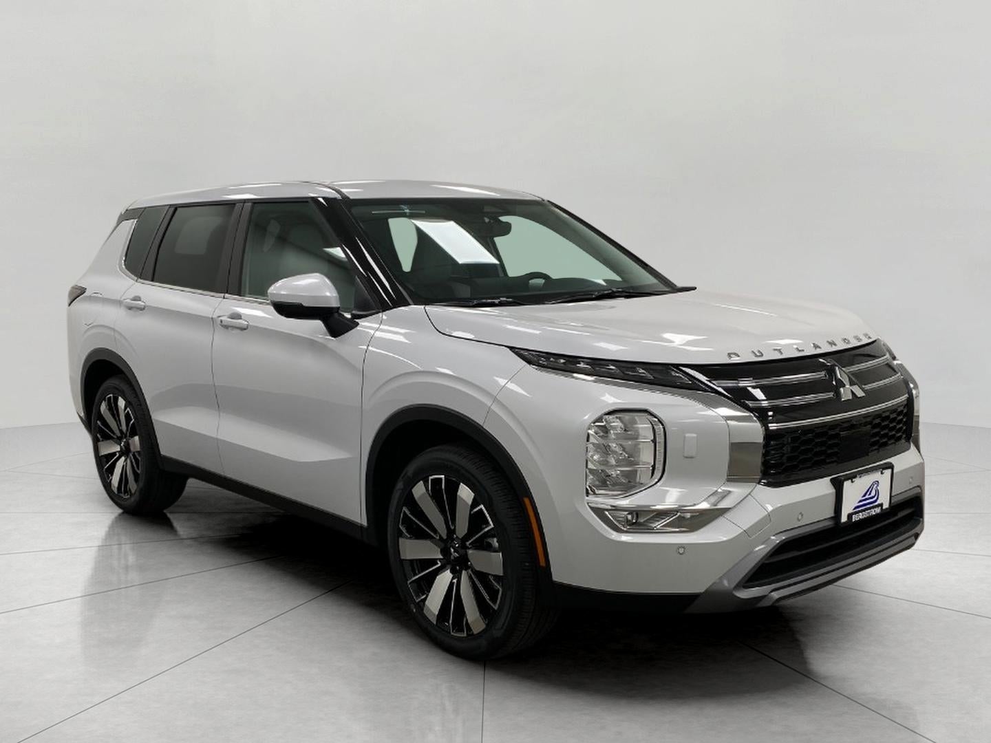 2026 Mitsubishi Outlander SE S-AWC in White Diamond — front three-quarter view