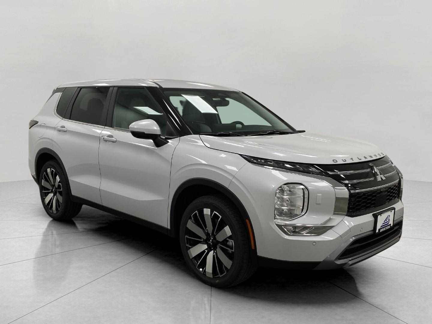 2026 Mitsubishi Outlander SE S-AWC in White Diamond — front three-quarter view