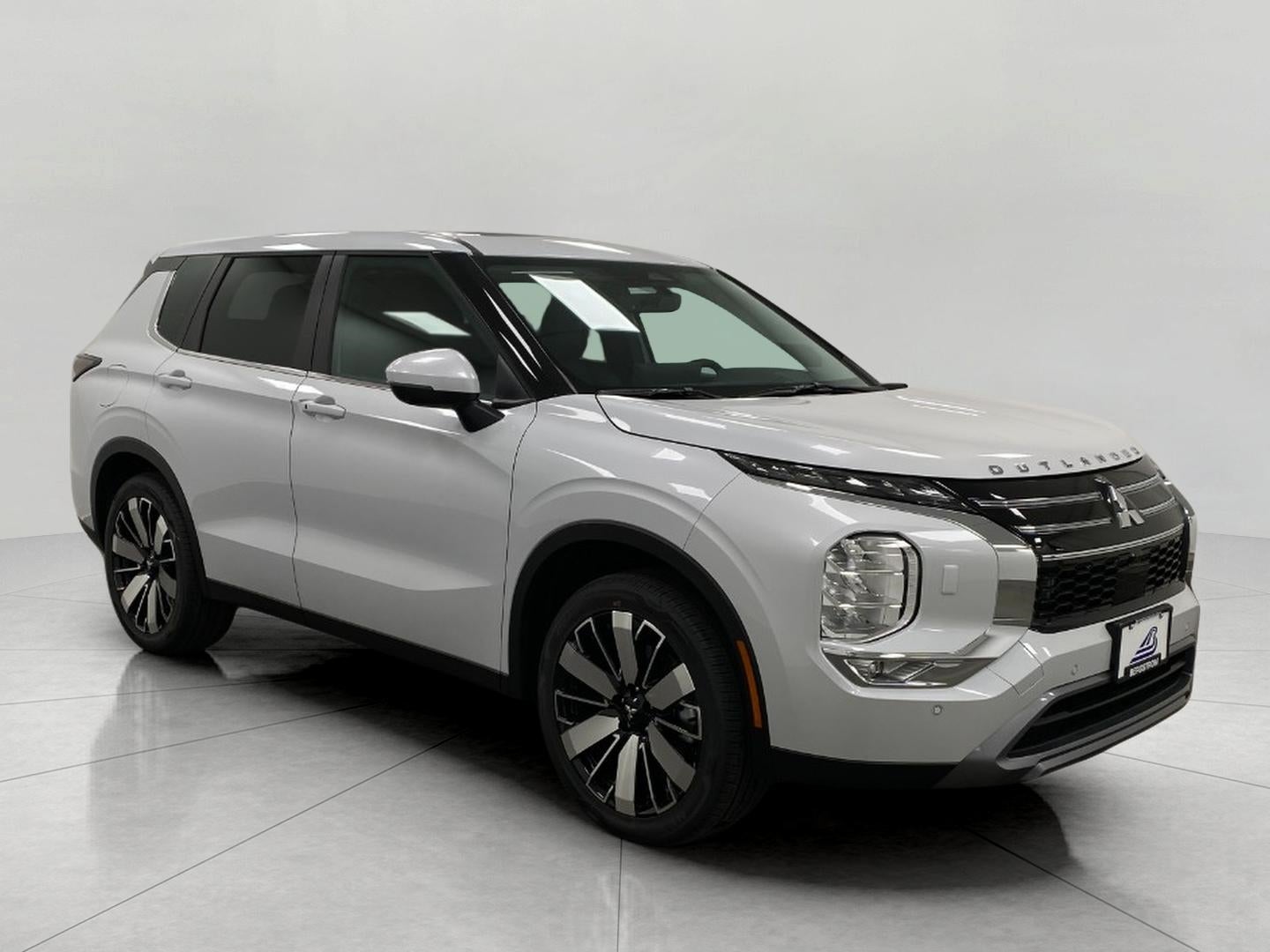 2026 Mitsubishi Outlander SE S-AWC in White Diamond — front three-quarter view