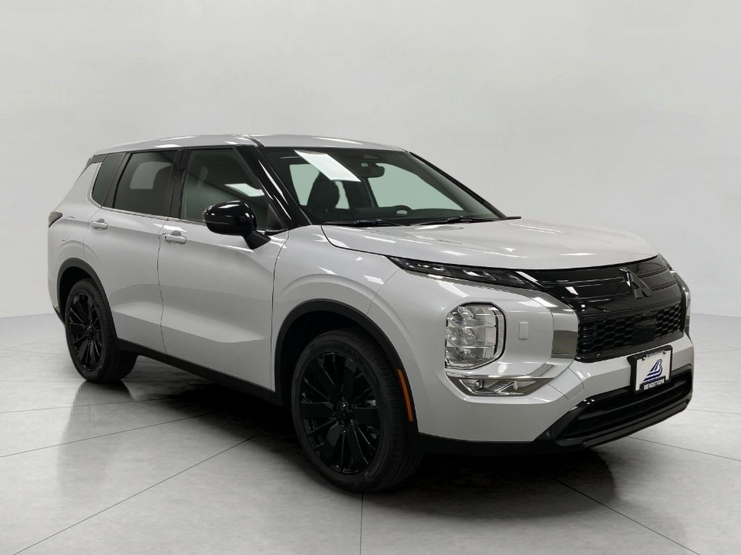 2026 Mitsubishi Outlander LE S-AWC in White Diamond — front three-quarter view