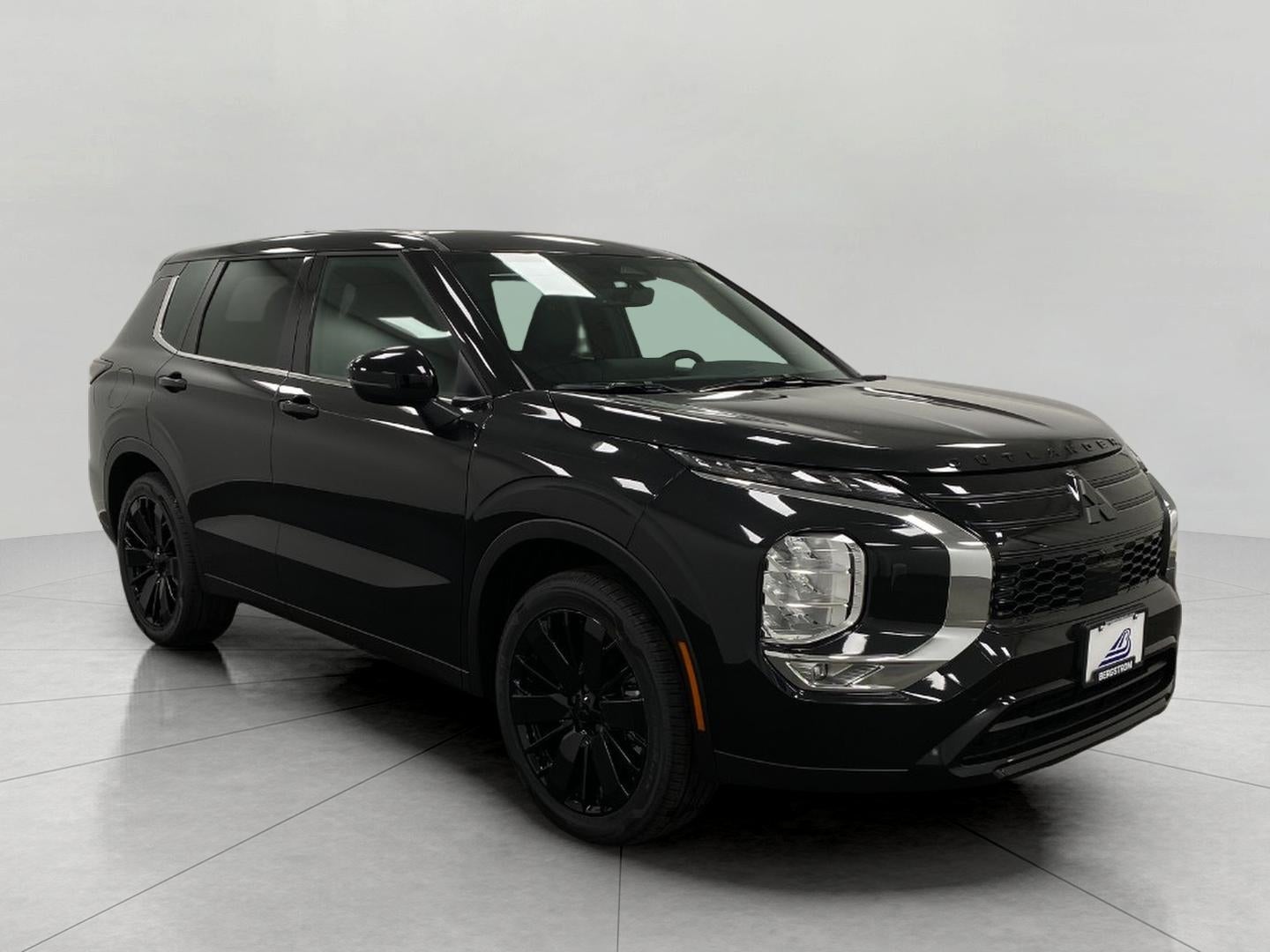 2026 Mitsubishi Outlander LE S-AWC in Black Diamond — front three-quarter view