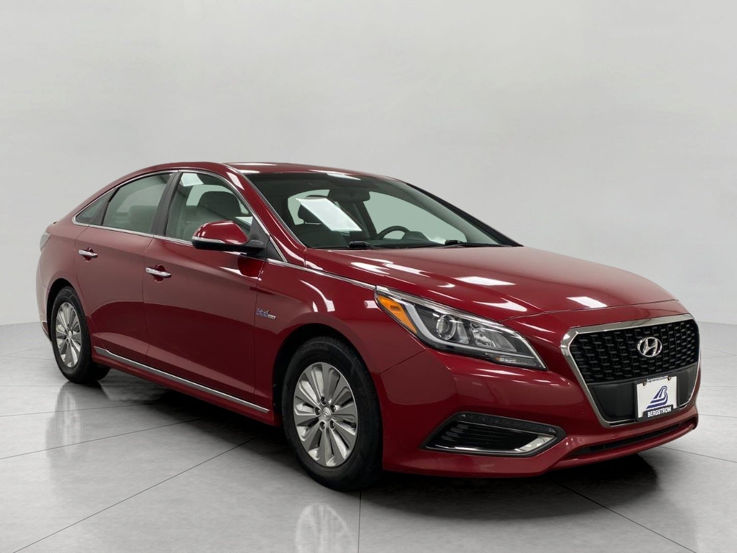 2016 Hyundai Sonata Hybrid 4dr Sdn SE in Venetian Red Pearl — front three-quarter view