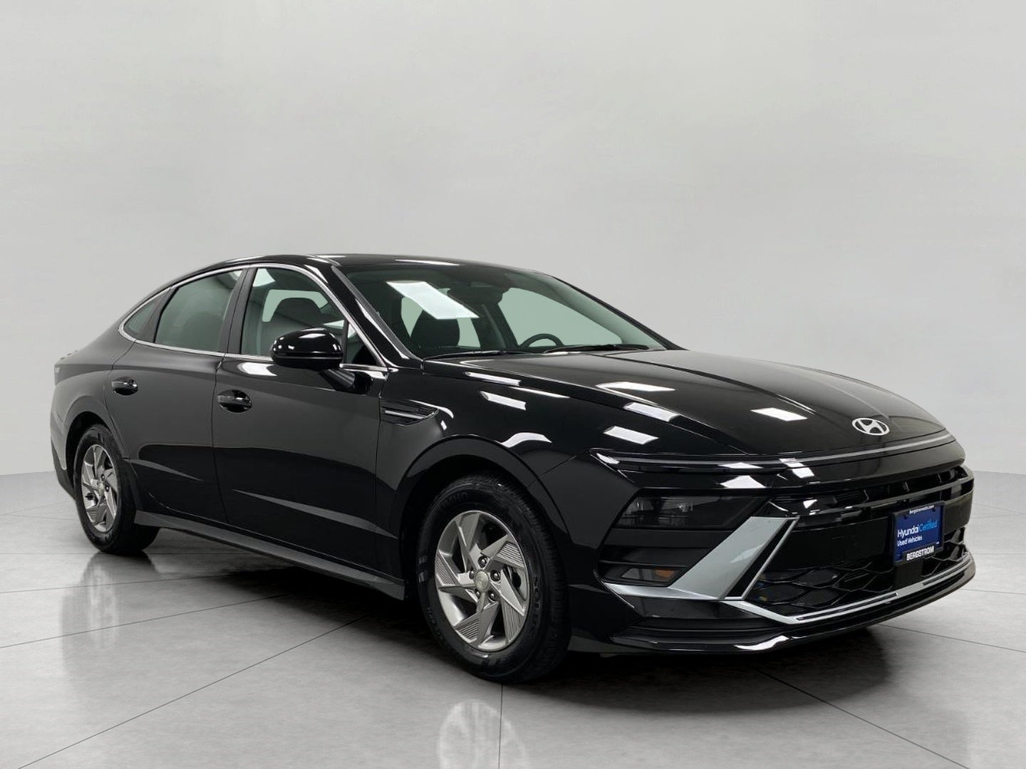 2025 Hyundai Sonata SE FWD in Abyss Black — front three-quarter view